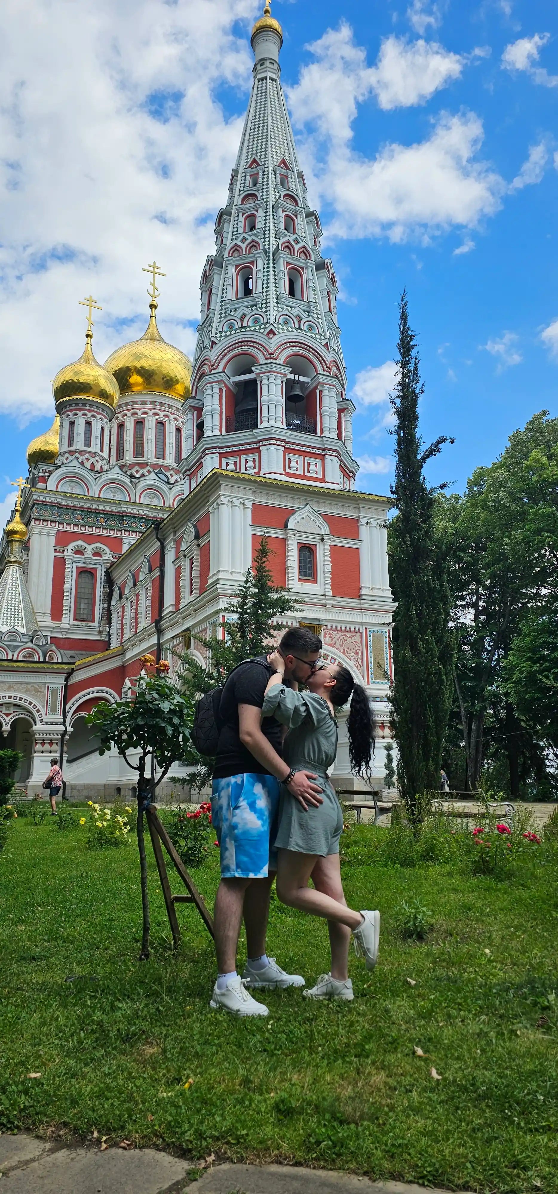 simoni-karikaturi-kushta-shipka-tsarkva-tseluvka-vliubena-dvojka-romeo-i-zhulieta-love-kiss-couple-shipka-church-romantic_webp